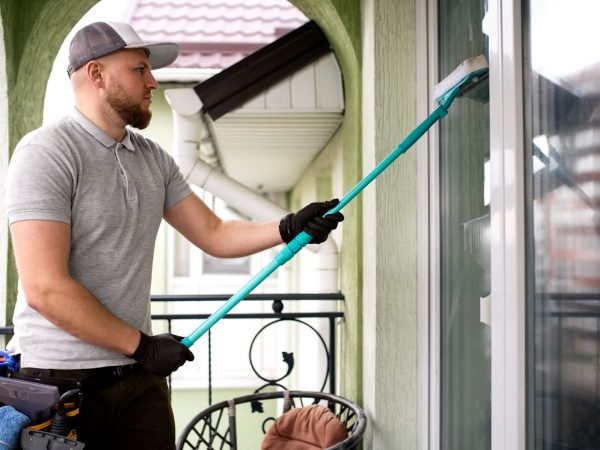 Cleaning glass door